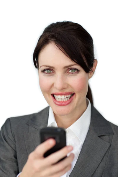 Enthousiaste zakenvrouw verzenden van een tekst — Stockfoto