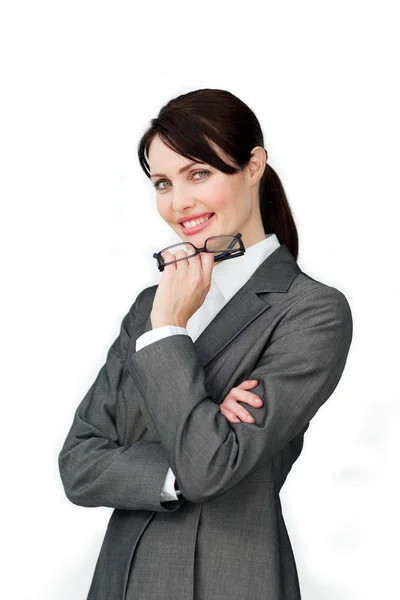 Усміхнена впевнена бізнес-леді тримає окуляри — стокове фото