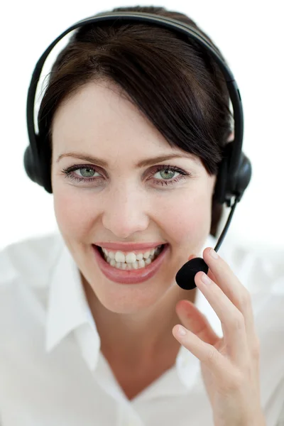 Mujer de negocios con auriculares sonriendo a la cámara — Foto de Stock