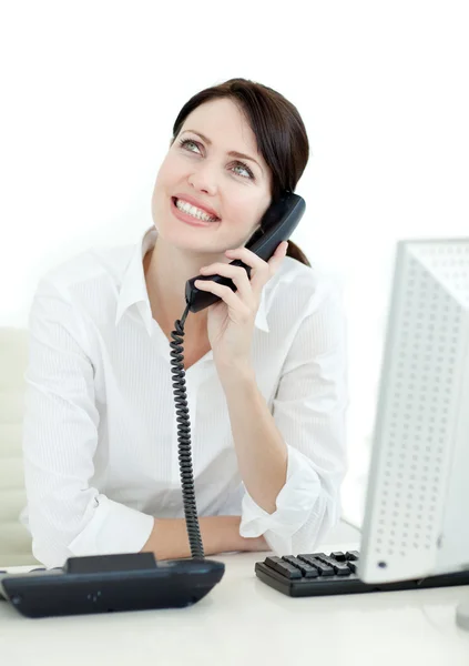 Mulher sorridente ao telefone — Fotografia de Stock