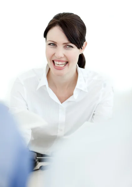 Giovane donna d'affari su uno sfondo bianco — Foto Stock