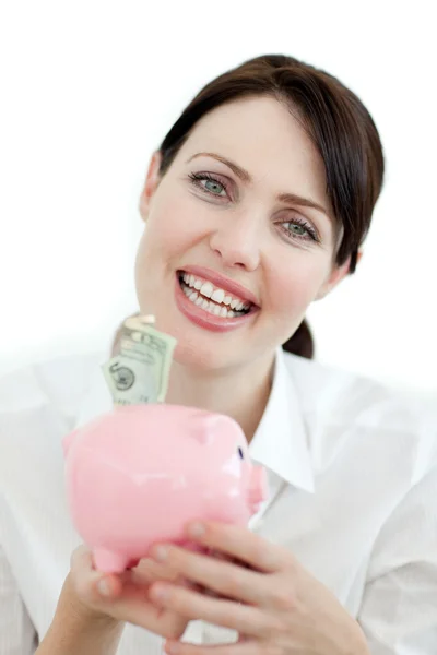 Affärskvinna spara pengar i en piggybank — Stockfoto