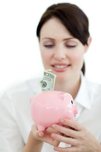 Jonge zakenvrouw geld te besparen in een spaarpot — Stockfoto