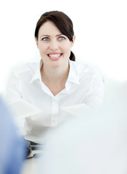 Sorridente donna d'affari isolata su uno sfondo bianco — Foto Stock