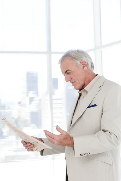 Portrait of a senior manager reading newspaper — Stock Photo, Image