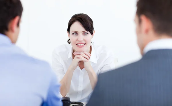 Glimlachende zakenvrouw tijdens een vergadering — Stockfoto