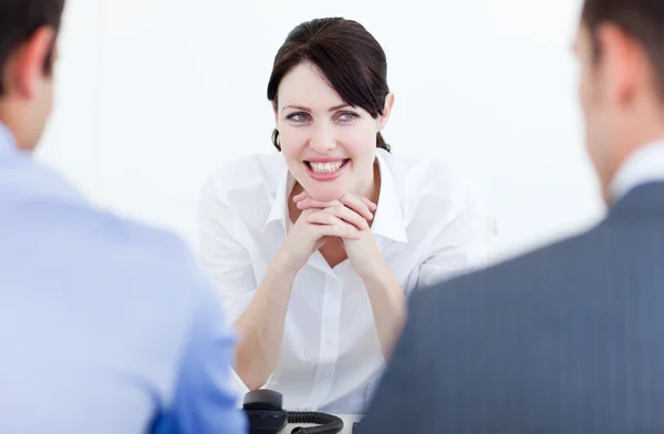 Negócio sorridente ter uma entrevista de emprego — Fotografia de Stock