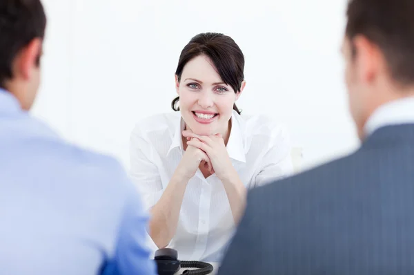 Atractiva ejecutiva femenina en una reunión — Foto de Stock