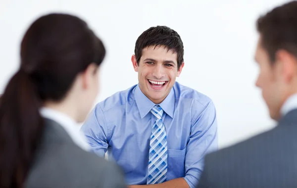 就職の面接でビジネスを議論する笑みを浮かべてください。 — ストック写真