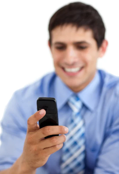 Lachende zakenman verzenden van een tekst — Stockfoto
