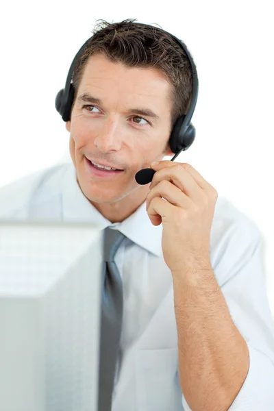 Biznesmen uśmiechający się ze słuchawek z mikrofonem — Zdjęcie stockowe