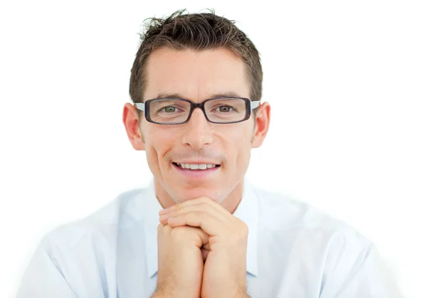 Uomo d'affari con gli occhiali sorridente alla fotocamera — Foto Stock