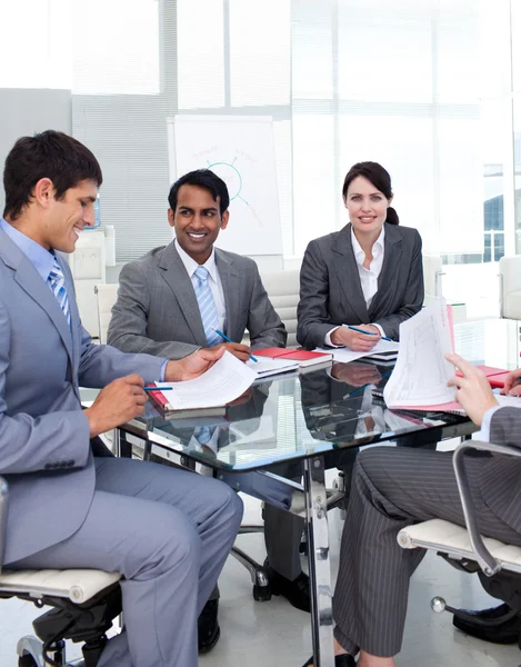 Negócios multi-étnicos em uma reunião — Fotografia de Stock