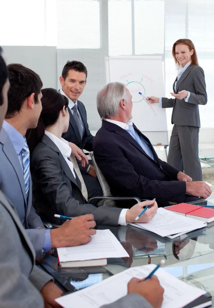 Sorrindo gerente dando uma apresentação para sua equipe — Fotografia de Stock