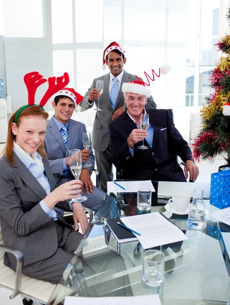 Gerente y su equipo brindando con champán en una parte de Navidad — Foto de Stock