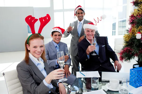 Многонациональная команда бизнесменов пьет шампанское на Рождество — стоковое фото