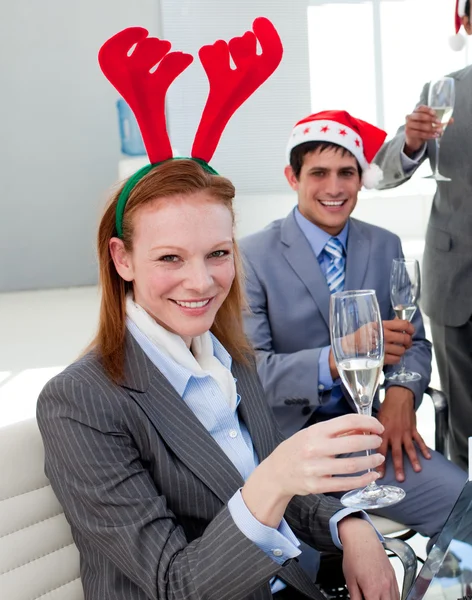 Портрет улыбающейся деловой женщины, пьющей с коллегами — стоковое фото