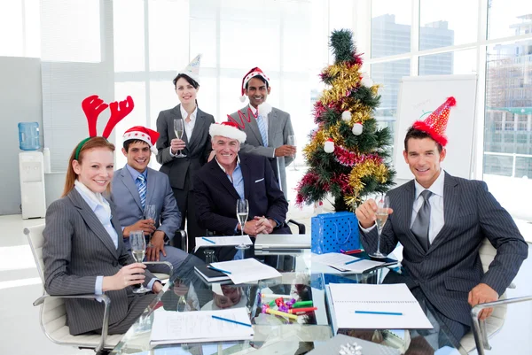 Retrato de uma equipe de negócios sorridente vestindo novidade Natal ha — Fotografia de Stock