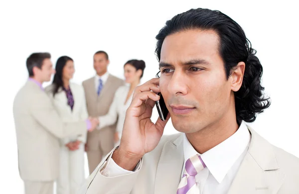 Серьезный бизнесмен разговаривает по телефону — стоковое фото
