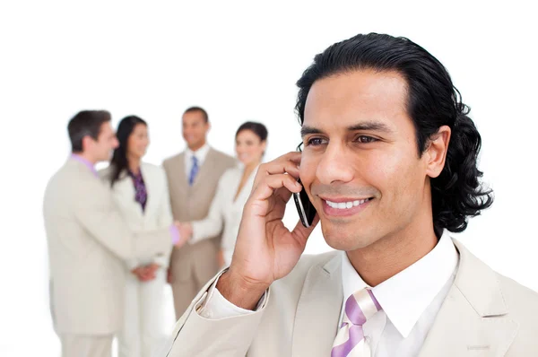 Portret Łacińskiej biznesmen na telefon z zespołem — Zdjęcie stockowe