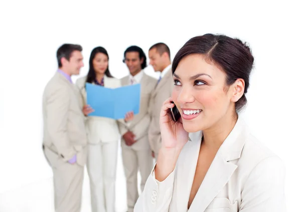 Retrato de uma mulher de negócios rindo no telefone com sua equipe — Fotografia de Stock