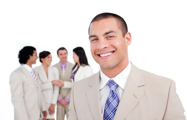 Retrato de hombre de negocios caucásico sonriendo con su equipo —  Fotos de Stock