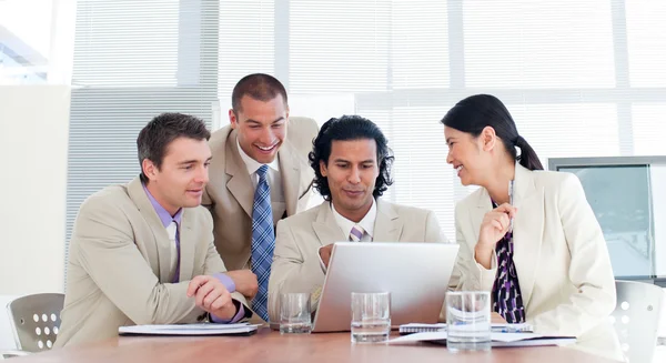 Ler affärspartners i ett möte — Stockfoto