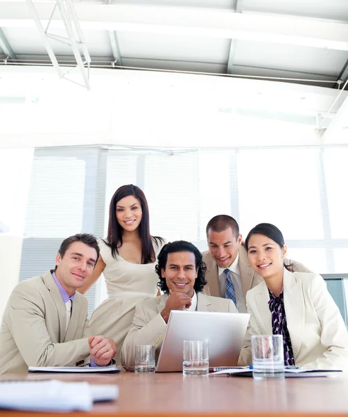Parceiros de negócios confiantes em uma reunião — Fotografia de Stock