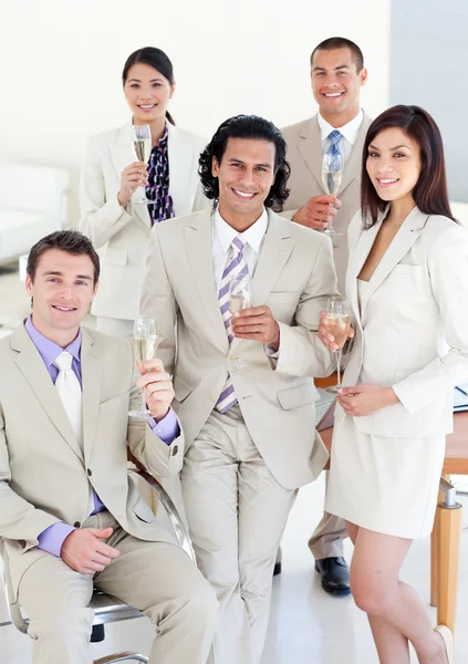 Úspěšný obchodní tým pití šampaňského — Stock fotografie