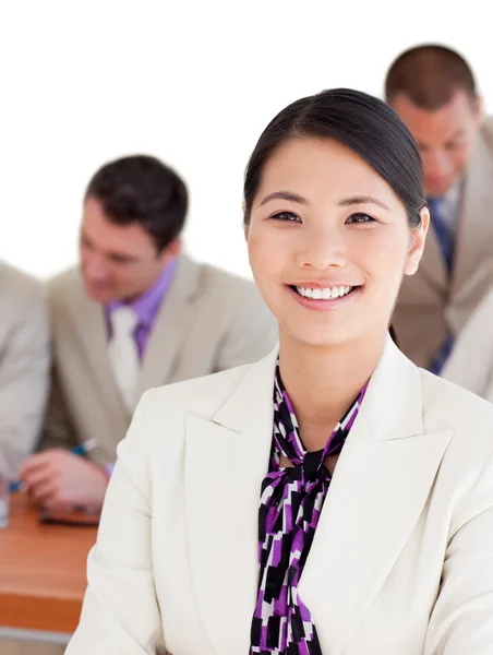 Улыбающаяся азиатская бизнесвумен на встрече — стоковое фото