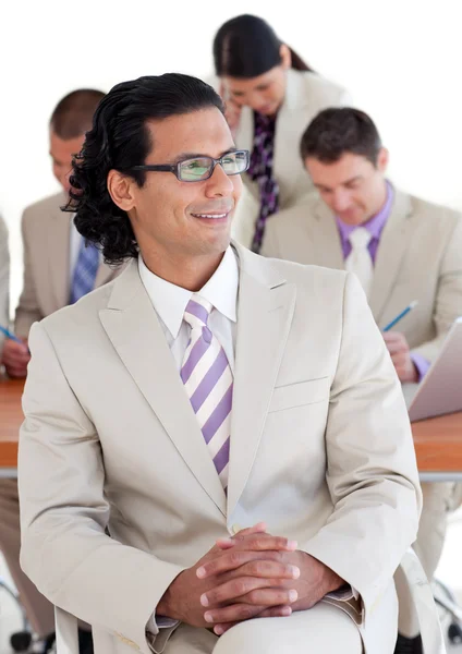 Uomo d'affari fiducioso in una riunione — Foto Stock