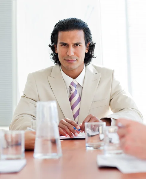Retrato de um carismático executivo masculino — Fotografia de Stock