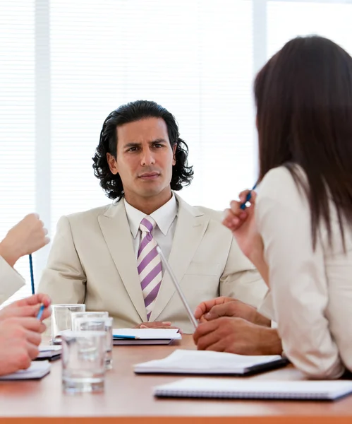 Konzentrierter Manager im Gespräch mit seinem Team — Stockfoto