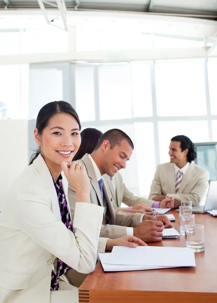 Portrait of a Asian businesswoman and her team during a presenta — Stock Photo, Image