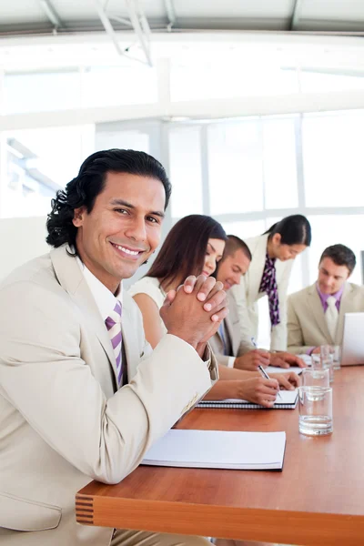 Närbild av en affärsman och hans team under en presentation — Stockfoto