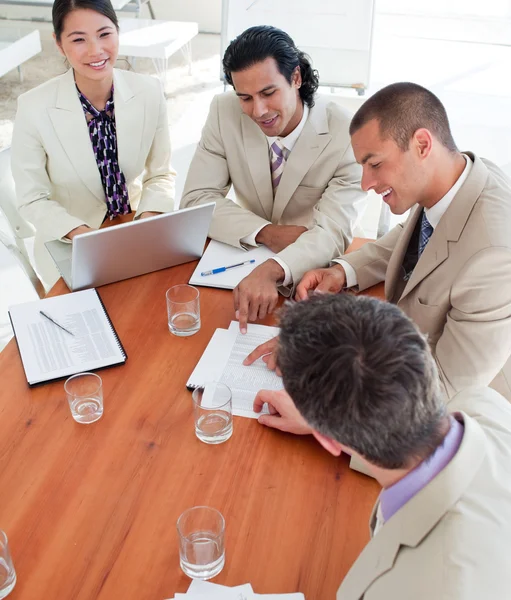 Compañeros de negocios multiétnicos en una reunión —  Fotos de Stock