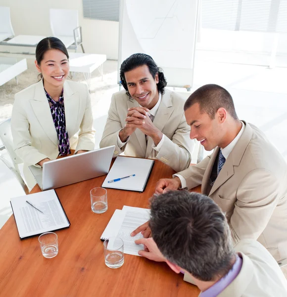 Asertywne biznes współpracowników w spotkaniu — Zdjęcie stockowe