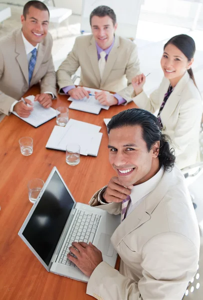 Colaboradores de negocios seguros en una reunión — Foto de Stock