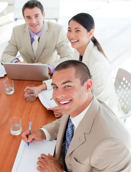 Negócios confiantes em uma reunião — Fotografia de Stock