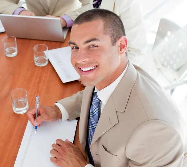 Sorridente giovane uomo d'affari in un incontro — Foto Stock