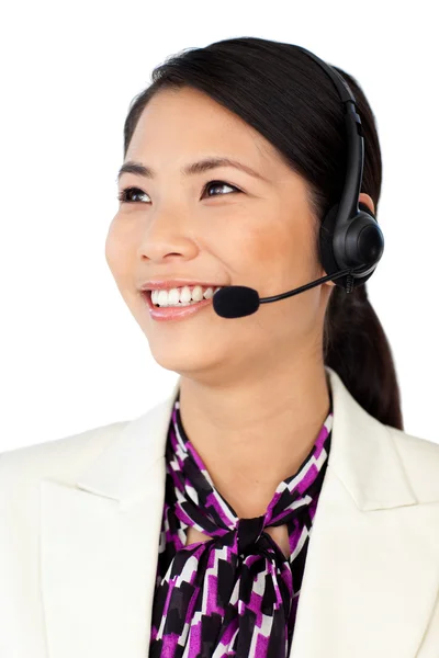 Giovane rappresentante del servizio clienti asiatico utilizzando cuffie — Foto Stock