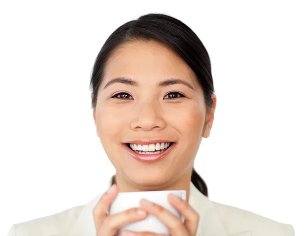 Lachende Geschäftsfrau trinkt Kaffee — Stockfoto