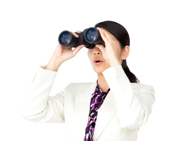 Mujer de negocios sorprendida mirando a través de prismáticos — Foto de Stock