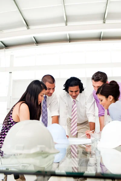International engineers and their manager discussing blueprints — Stock Photo, Image