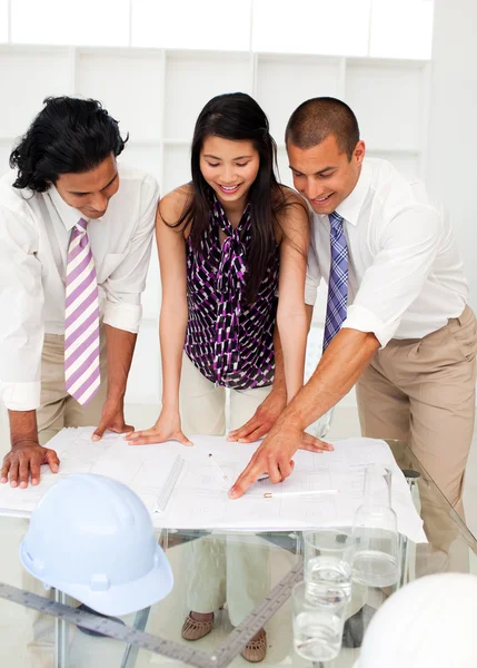 International engineers discussing a construction plan — Stock Photo, Image
