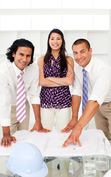 Smilinf female architect with folded arms in a meeting — Stock Photo, Image