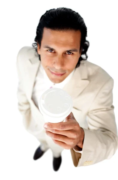 Привабливий етнічний бізнесмен тримає чашку пиття — стокове фото