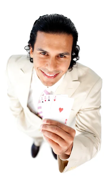 Empresário encantador mostrando uma mão bem sucedida de cartões — Fotografia de Stock