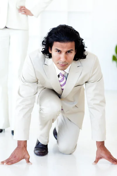 Ritratto di un uomo d'affari attraente ai suoi piedi — Foto Stock