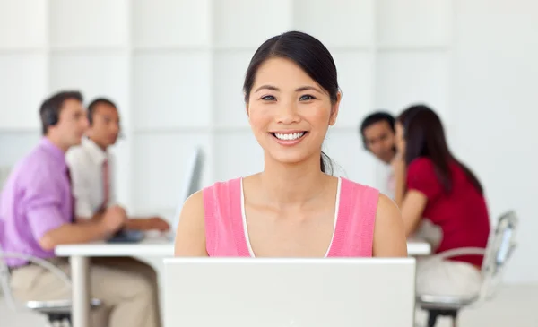 Uśmiechający się Azji kobieta na swoim komputerze — Zdjęcie stockowe